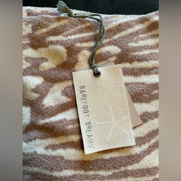 NEW WITH TAGS! Barefoot Dreams Ultra Lite Ocean Breeze PONCHO in Faded Rose OS - Picture 6 of 14